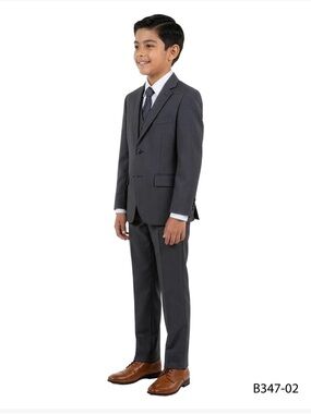 Boys Charcoal Gray 3-Piece Suit with Tie. Traje formal de 3 piezas para niño Gri